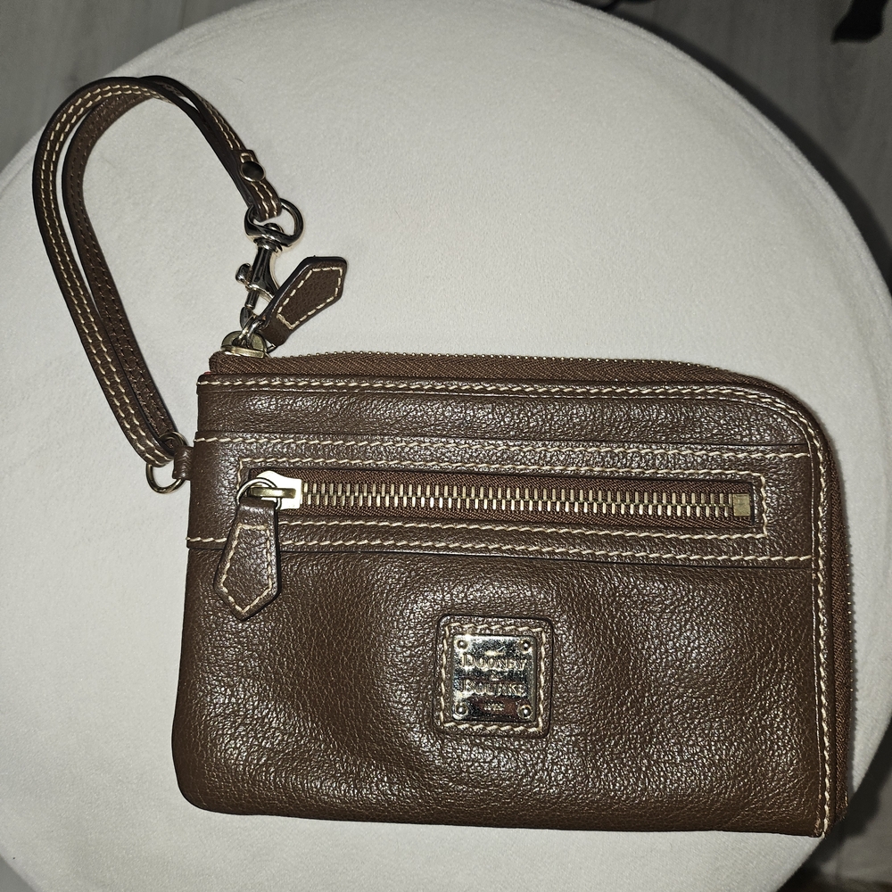🚫❌️SOLD! Dooney & Bourke Chocolate Brown Leather Zip Around Wristlet Wallet